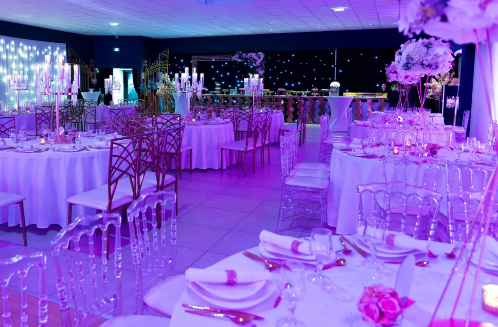 Décoration de salle de réception aux lumières violettes