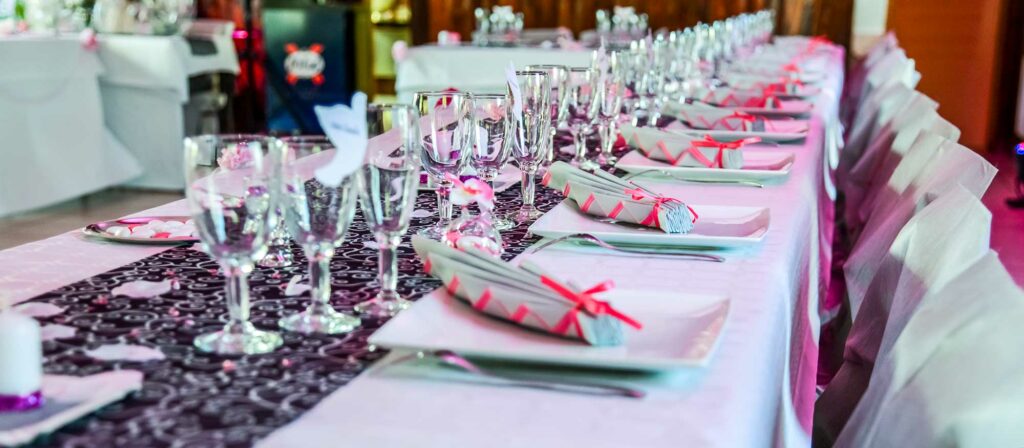 Décoration d'une table pour la réception de mariage