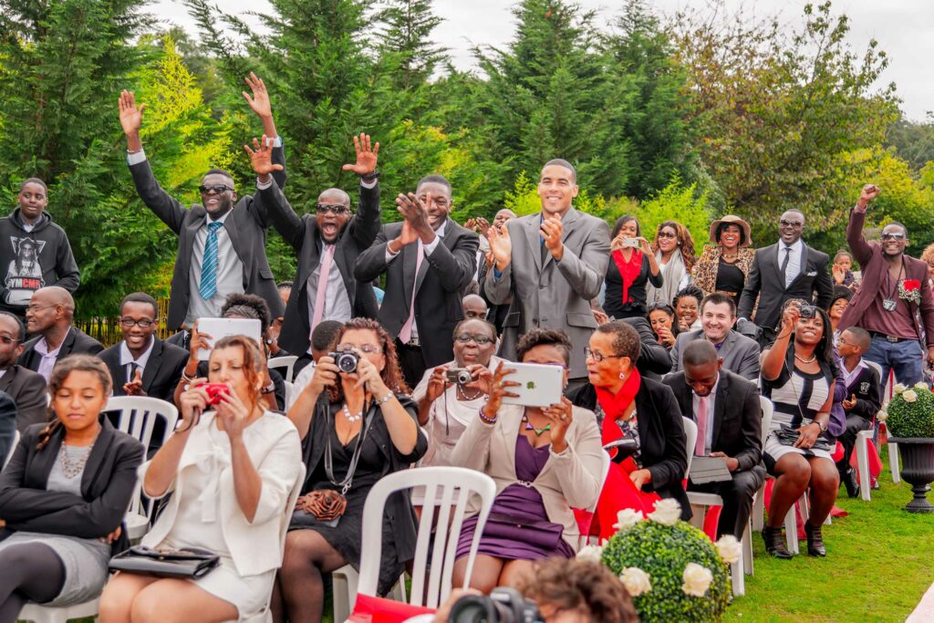 Invités souriant et applaudissant après la cérémonie de mariage